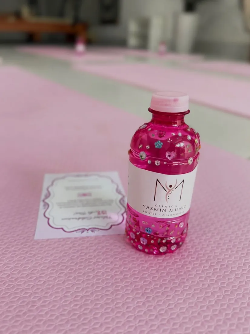 Garrafinha personalizada da Clínica Yasmin Muniz como lembrança do Pilates Celebration