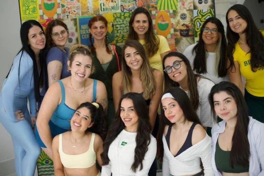 Foto das participantes sorrindo e reunidas no Pilates Day da Clínica Yasmin Muniz